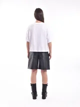 Remera blanca de algodón con cuello redondo y mangas cortas.