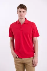 Remera manga corta verde con cuello polo y tapeta con botones.