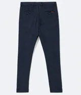 Pantalón de traje de corte super slim, color azul oscuro, confeccionado en tejido de poliviscosa con textura discreta. Presenta trabillas en la cintura, cierre de cremallera y botón, y bolsillos laterales y traseros.