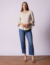 Blusa estampada con rayas verticales en tonos pastel y flores blancas. Tiene escote en V y mangas 3/4 con volados.
