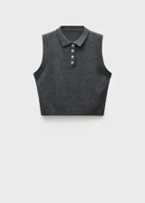 Chaleco gris de tejido de punto fino, con cuello camisero y cierre de botones. Sin mangas y de diseño recto.