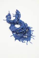 Pañuelo cuadrado de viscosa color azul con estampado de cachemir en blanco y flecos en los bordes.