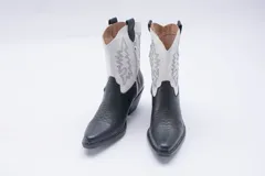Bota texana de cuero negro con bordados en el lateral y taco bajo.