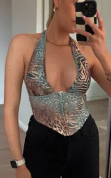 Top halter con estampado animal print en tonos marrones y celestes.