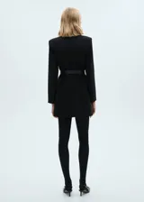 Minivestido negro estilo blazer con cuello de solapa, doble botonadura, cinturón decorativo, mangas largas y tres bolsillos delanteros.