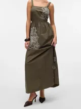 Vestido largo color verde militar, de algodón orgánico, con breteles finos y bordados florales blancos.