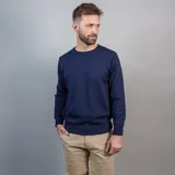 Sweater azul marino de hilo, cuello redondo y mangas largas.
