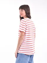 Remera gris de corte recto y mangas cortas.