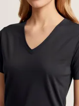 Remera de corte clásico con escote en V, en color fucsia y de fit ajustado.