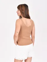 Musculosa blanca de punto canalé con escote en V y breteles anchos.