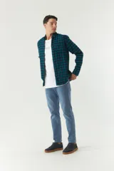 Camisa de viyela a cuadros rojos y azules, corte regular y logo bordado.