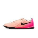 Championes de fútbol Nike Phantom Gx Ii Academy Tf, color salmón con detalles en fucsia y logo en negro.