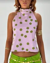 Blusa sin mangas con cuello halter, color lila con lunares verdes.