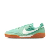 Championes Nike Terra Manta de mujer, color verde agua con detalles en blanco y suela color caramelo.