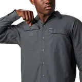 Camisa de manga larga Columbia Silver Ridge 2.0 para hombre, color gris oscuro. Cuenta con tecnología Omni-Shade UPF 50 para protección solar y Omni-Wick para absorción de humedad y secado rápido. Tiene ventilación, mangas enrollables con soportes y dos bolsillos frontales con solapa. Corte clásico.