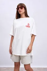 Remera blanca de corte holgado con estampa pequeña en el frente.