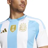 Camiseta de fútbol Adidas de la Selección Argentina, modelo titular 2024. Diseño a rayas verticales celestes y blancas con detalles dorados en logos y escudo.