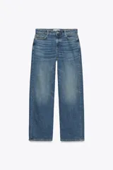 Pantalón de jean azul de corte recto y holgado, con tiro medio y cinco bolsillos.