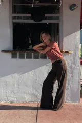 Pantalón de jean marrón oscuro, de tiro alto y corte wide leg.