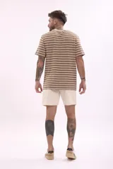 Bermuda de gabardina color beige con cordón ajustable en la cintura.