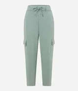 Pantalón cargo color verde claro, con cintura elástica ajustable con cordón, bolsillos laterales tipo cargo y corte holgado.