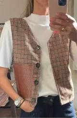 Chaleco marrón con estampado a cuadros, con bolsillo de cuero sintético con textura de piel de serpiente.