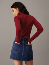 Sweater rojo de punto de algodón con textura de canalé, corte slim, cuello tortuga alto y manga larga.