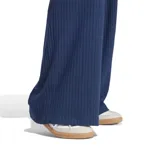 Pantalón Adidas Essentials Wide Rib de mujer, color azul marino, de corte ancho y tejido acanalado.