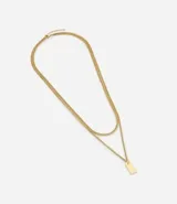 Collar plateado de doble cadena, una de eslabones gruesos y otra más fina, con dije rectangular liso.