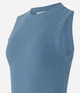 Musculosa color verde oliva, de rib acanalado, con cuello redondo y sin mangas.