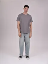 Remera básica de manga corta y cuello redondo, color blanco.