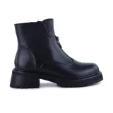 Bota corta negra de cuero sintético, con caña baja, cierre frontal con cremallera, suela track y taco cuadrado bajo.
