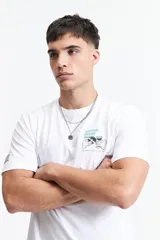Remera blanca de algodón con estampado en el frente con la leyenda "Mistral House Party".