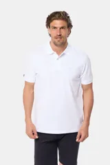 Remera polo de piqué lisa color rojo, con cuello en rib y botones personalizados.