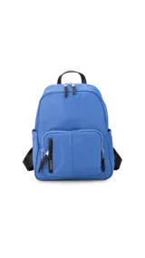Mochila negra de nylon con cierre principal y dos bolsillos frontales con cierre.