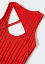 Vestido midi rojo de tejido de punto fino con mezcla de algodón, diseño asimétrico y entallado, tirantes anchos, cuello escotado y abertura en la espalda.