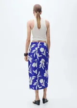 Falda pareo midi de viscosa color azul con estampado floral blanco, con cintura elástica y detalle de nudo.