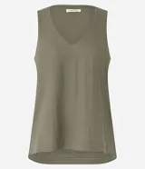 Musculosa verde oliva de piquet con escote en pico, breteles anchos, pequeñas aberturas laterales y bajos con pespuntes.