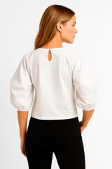 Remera blanca de algodón con mangas abullonadas y corte a la base.