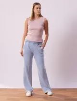 Pantalón jogger wide leg color celeste, marca Ninety. Con pretina ancha elastizada y bolsillos delanteros.