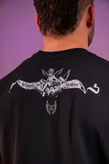Musculosa negra de algodón elastizado con estampado de ángeles en el frente.