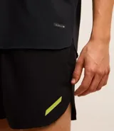 Remera deportiva negra de poliéster y elastano, con tecnología dry, cuello redondo, manga corta, textura y estampa lettering en el pecho.