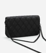 Cartera bandolera pequeña de poliuretano color negro con textura capitoneada, correa de cadena desmontable y detalle de triángulo metálico.