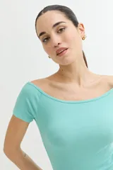 Remera de mangas cortas con escote off shoulder y diseño a rayas horizontales blancas y negras.