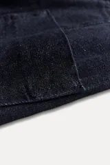 Pantalón de jean azul oscuro, de tiro alto y corte wide leg.