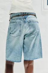 Bermuda de jean celeste de tiro medio con cinco bolsillos, efecto lavado y bajo sin costura.