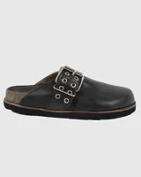 Zueco de cuero negro con hebilla metálica plateada ajustable.