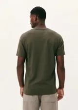 Camiseta verde militar de manga corta con cuello redondo y textura acanalada horizontal.