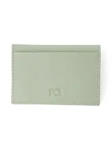 Tarjetero de cuero vacuno color verde agua, con aplique metálico con logo de la marca.