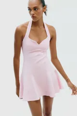 Vestido corto blanco de tejido de punto elástico, con cuello halter, escote corazón y cierre con botones en el cuello.